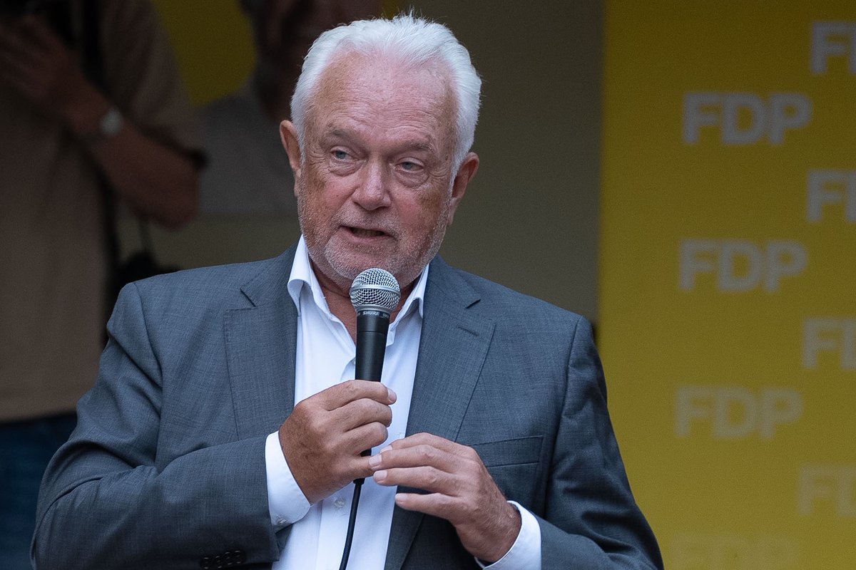 FDP_LSA's tweet photo. "Freiheit beginnt bei jedem Einzelnen, nicht beim Kollektiv." – @KubickiWo mit klarer Kante gegen Rechts, Links und Grün. 

"Der Staat hat sich aus unserem Privatleben so weit wie möglich herauszuhalten." https://t.co/iZrA12ssQz