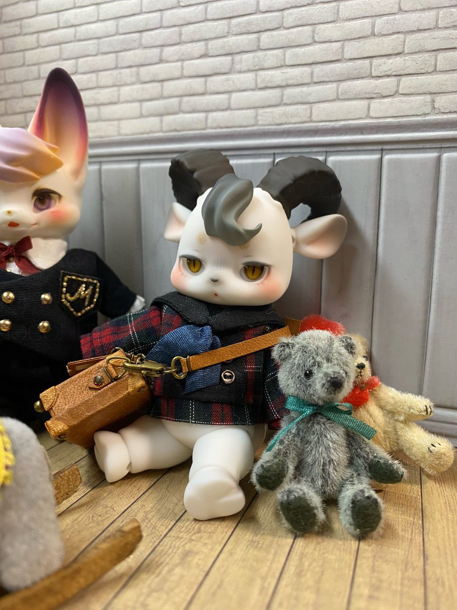 moco_mocohitsu's tweet photo. 新しい仲間達とこれまでに届いたお洋服で撮ってみました🦊🐕🐐ハロウィンKiriくんのディーラー服も良いですね✨Kiriくんの黒紳士服が素敵すぎて特にお気に入りです

👀:@dollmmk さま
👔: @fuzukiichika さま
#kumukuku https://t.co/WtitDX2zU4