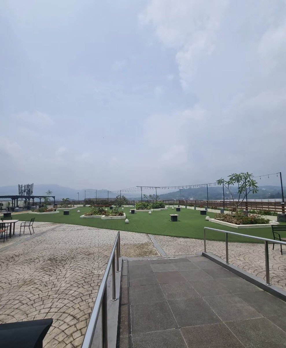 bybylac's tweet photo. @andrepolins @sourvive @AhmadFaisal_12_ Kenalin, AEON MALL SENTUL CITY. Rooftop-nya sangat terbuka untuk umum dan banyak tempat duduknya. https://t.co/l7COG6GDB9