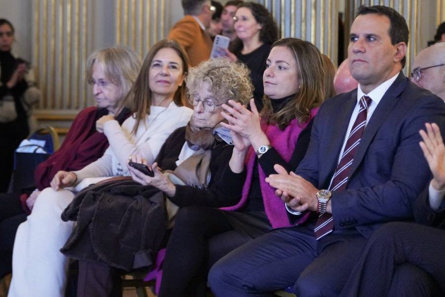 Vsiley's tweet photo. Participamos de la Conferencia “El Papa Francisco y su legado: justicia, diálogo y dignidad humana”, organizada por el Ministerio Público de la Defensa de la CABA y el Instituto Diálogo Interreligioso.

En un mundo en guerra, cada vez más polarizado y atravesado por corporaciones que pretenden configurar nuestra vida social, hablar de Francisco es volver a poner al ser humano en el centro: justicia social, dignidad humana, cuidado de la casa común y diálogo como camino para construir paz.

Gracias Marcela Millán, defensora general del @MPDefensaCABA, y al @YoDialogo por esta invitación.