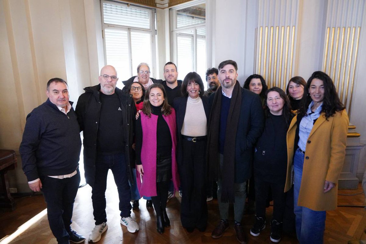 Vsiley's tweet photo. Participamos de la Conferencia “El Papa Francisco y su legado: justicia, diálogo y dignidad humana”, organizada por el Ministerio Público de la Defensa de la CABA y el Instituto Diálogo Interreligioso.

En un mundo en guerra, cada vez más polarizado y atravesado por corporaciones que pretenden configurar nuestra vida social, hablar de Francisco es volver a poner al ser humano en el centro: justicia social, dignidad humana, cuidado de la casa común y diálogo como camino para construir paz.

Gracias Marcela Millán, defensora general del @MPDefensaCABA, y al @YoDialogo por esta invitación.
