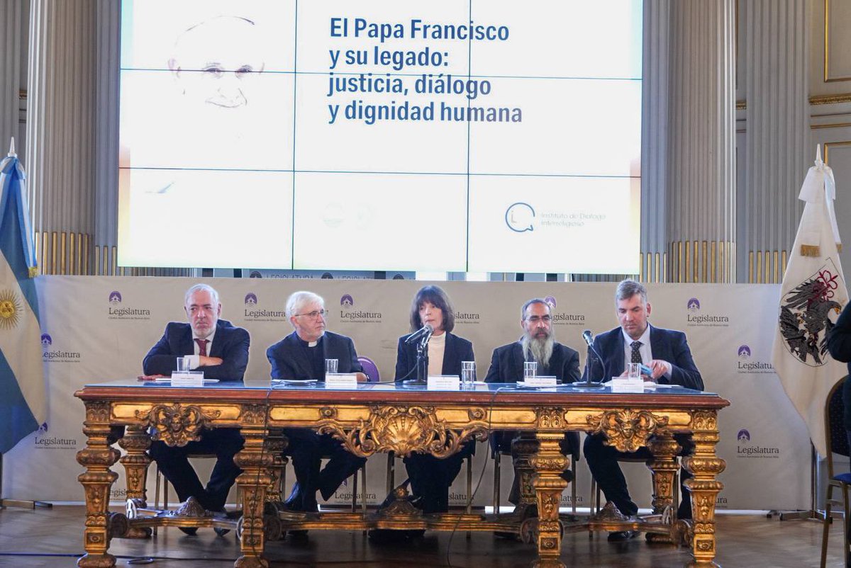 Vsiley's tweet photo. Participamos de la Conferencia “El Papa Francisco y su legado: justicia, diálogo y dignidad humana”, organizada por el Ministerio Público de la Defensa de la CABA y el Instituto Diálogo Interreligioso.

En un mundo en guerra, cada vez más polarizado y atravesado por corporaciones que pretenden configurar nuestra vida social, hablar de Francisco es volver a poner al ser humano en el centro: justicia social, dignidad humana, cuidado de la casa común y diálogo como camino para construir paz.

Gracias Marcela Millán, defensora general del @MPDefensaCABA, y al @YoDialogo por esta invitación.