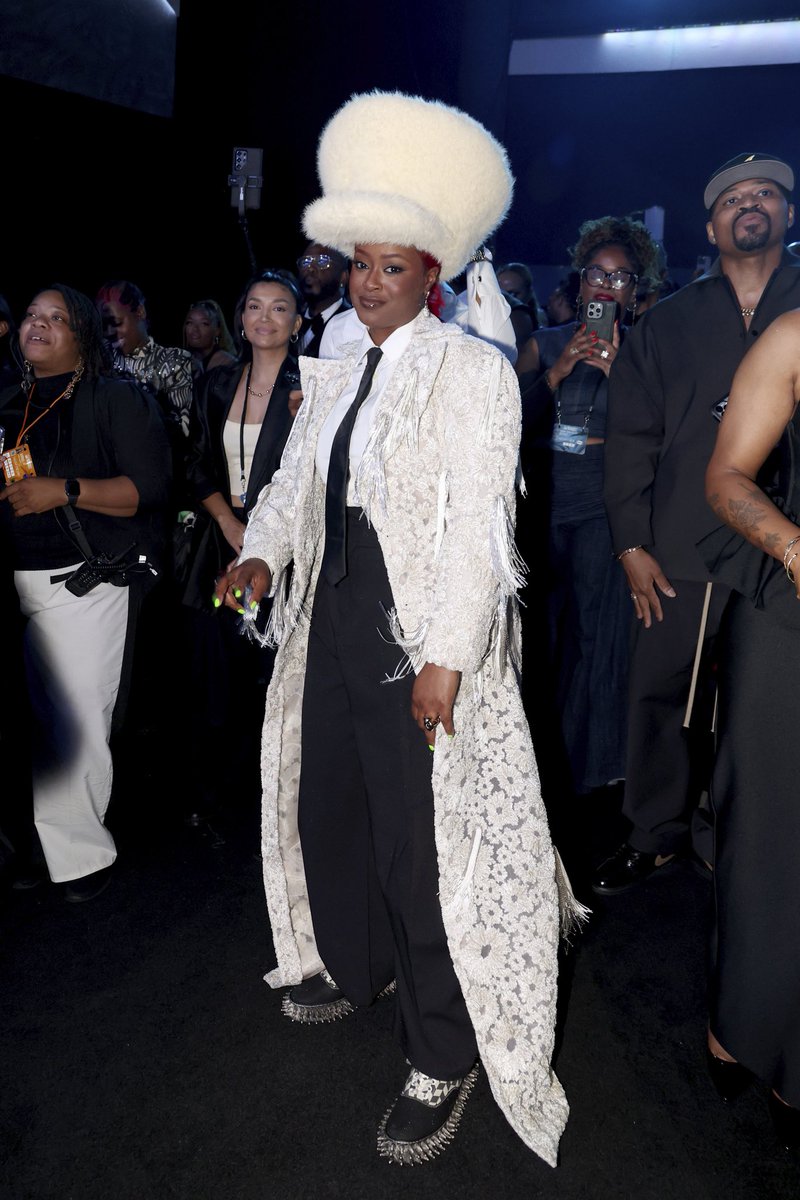FUCCl's tweet photo. Tierra Whack in Pipenco SS26 for in tribute to Lauryn Hill.

IFYKYK this is Lauryn’s favorite hat. https://t.co/YCXN2oex0B