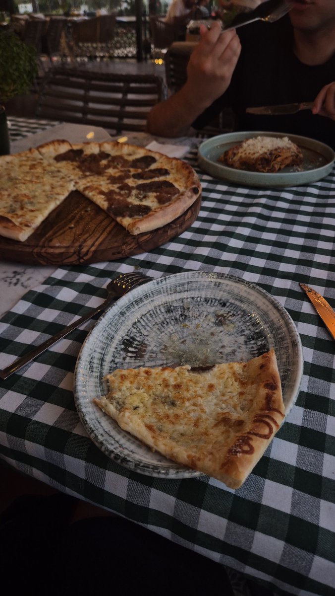 patatespaz's tweet photo. Çok aç değildim ve daha önce de geldiğim güzel bir italyan restoranttı ortam olarak çok canayakın sıcak. Lazanya ve makarna seçenekler. Şarapla birlikte araba derdi olmasa tatlı bi akşam geçirilir yarım pizza olarak siparş edebiliyosunuz çeşitler de oldukça bol
📍vınoğuz: 9/10 https://t.co/VK5xiWPSxh