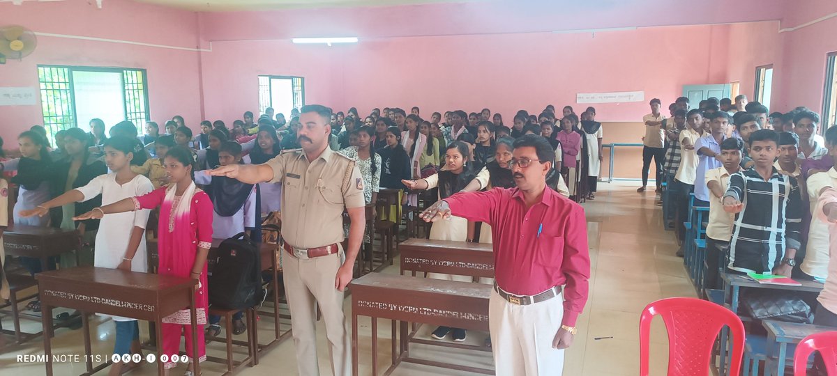 JoidaPolice's tweet photo. ಜೋಯಿಡಾ ಪೊಲೀಸ್ ಠಾಣಾ ವ್ಯಾಪ್ತಿಯ ಶಾಲಾ ಕಾಲೇಜುಗಳಲ್ಲಿ, ಶ್ರೀ ಡಿ.ಕೆ.ಶಿವಕುಮಾರ, ಮಾನ್ಯ ಮುಖ್ಯಮಂತ್ರಿಗಳು ಆಯೋಜಿಸಲಾದ ರಾಜ್ಯಮಟ್ಟದ "ಮಾದಕ ವಸ್ತು ವ್ಯಸನ ಮತ್ತು ಕಳ್ಳ ಸಾಗಾಣಿಕೆ ವಿರೋಧಿ ದಿನ -2026" ಕಾರ್ಯಕ್ರಮದ ನೇರ ಪ್ರಸಾರವನ್ನು ಪ್ರದರ್ಶಿಸಿ, ಪ್ರತಿಜ್ಞಾ ವಿಧಿಯನ್ನು ಬೋಧಿಸಿ, ಮಾದಕ ವಸ್ತು ದುಷ್ಪರಿಣಾಮಗಳ ಬಗ್ಗೆ ತಿಳಿಸಲಾಯಿತು. https://t.co/ADlcitgYwS