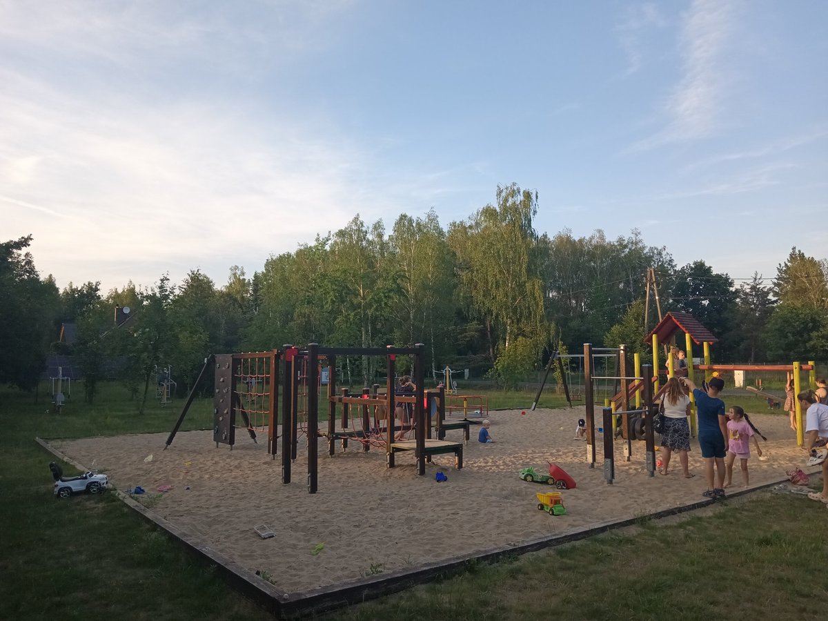 algorit007's tweet photo. Вака изгледа кај нас во ЕУ. Општински спортски центар од отворен карактер. Се е функционално и ништо нема искршено. Терени за баскет, одбојка мал фудбал, тенис, стази за деца со точаци и игралиште за деца. Вработен се грижи за хигиената, топките и безбедноста. https://t.co/7TDD8rPeTP