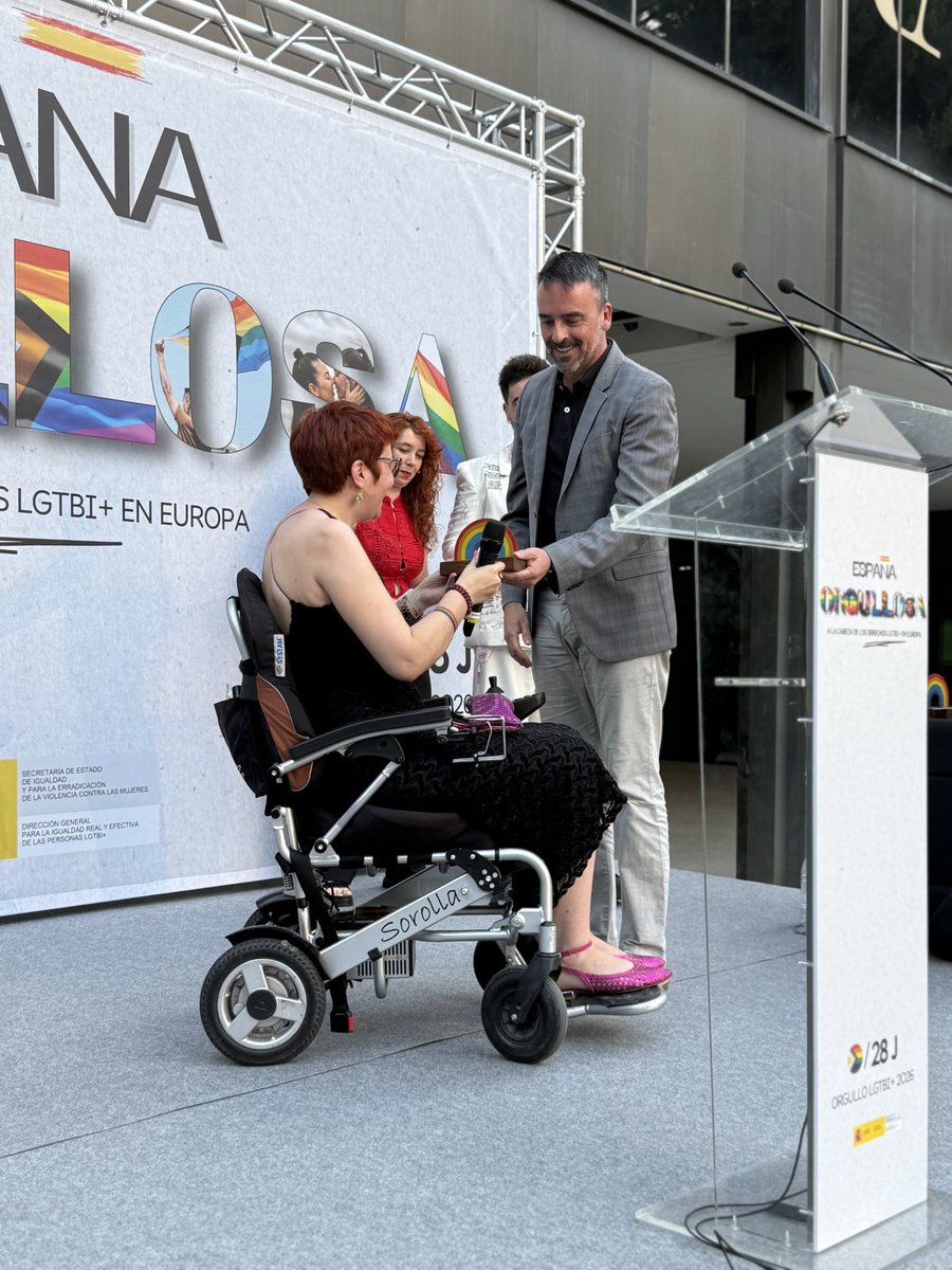 IgualdadGob's tweet photo. 🏳️‍🌈 Manuel Olmedo Palacios, secretario de Estado de Justicia, entrega el reconocimiento  Arcoíris a Ángeles Blanco Díaz.

#EspañaOrgullosa https://t.co/jQnFWGwCf8