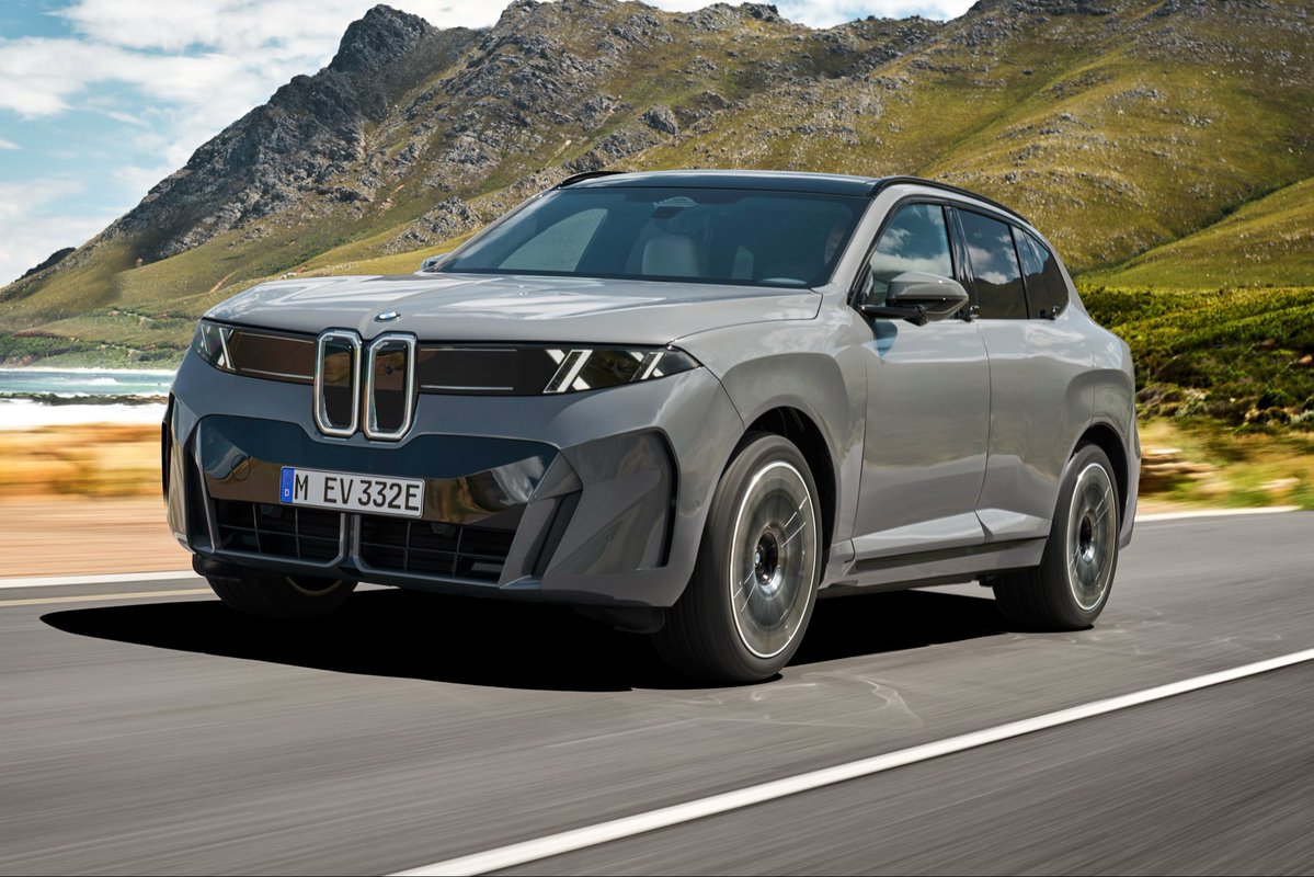 auto_moto_pl's tweet photo. ❗️ News ❗️News❗️

Tak czy nie? 👇

🇩🇪 Nowe BMW X5 

▪️Nowe BMW iX5 – pierwsze w pełni elektryczne BMW X5 – debiutuje z szóstą generacją technologii BMW eDrive. ▪️Oznacza to większy zasięg, sięgający nawet 845 kilometrów w modelu BMW iX5 60 xDrive, szybsze ładowanie, architekturę 800 V oraz praktyczną funkcję ładowania dwukierunkowego. 
▪️Jest to możliwe dzięki nowym cylindrycznym ogniwom o wysokości 120 milimetrów, zastosowanym w akumulatorze wysokonapięciowym po raz pierwszy właśnie w nowym BMW iX5