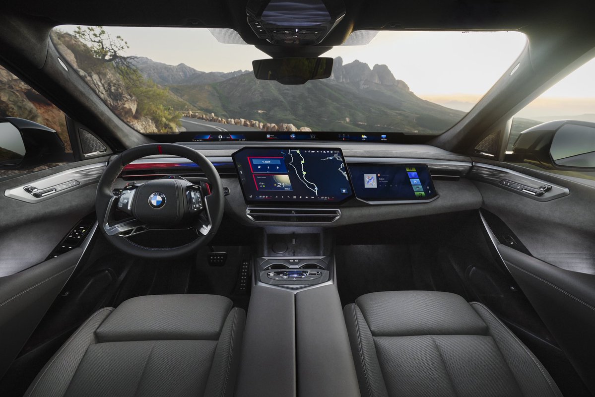auto_moto_pl's tweet photo. ❗️ News ❗️News❗️

Tak czy nie? 👇

🇩🇪 Nowe BMW X5 

▪️Nowe BMW iX5 – pierwsze w pełni elektryczne BMW X5 – debiutuje z szóstą generacją technologii BMW eDrive. ▪️Oznacza to większy zasięg, sięgający nawet 845 kilometrów w modelu BMW iX5 60 xDrive, szybsze ładowanie, architekturę 800 V oraz praktyczną funkcję ładowania dwukierunkowego. 
▪️Jest to możliwe dzięki nowym cylindrycznym ogniwom o wysokości 120 milimetrów, zastosowanym w akumulatorze wysokonapięciowym po raz pierwszy właśnie w nowym BMW iX5