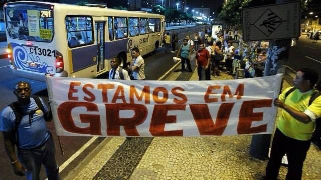 depchicoalencar's tweet photo. A GREVE DOS RODOVIÁRIOS É JUSTA
O carioca sabe que empresas de ônibus no Rio prestam péssimo serviço aos usuários. Os veículos estão sucateados e colocam em risco a vida dos passageiros e do condutor. Os rodoviários querem reajuste de 17% e piso de R$ 4.000 para motoristas convencionais e R$ 5.000 para condutores de articulados (BRT), vale-alimentação de R$ 1.000, e jornada 5x2. Pauta justa. As viações ofereceram reajuste de 4,39%, valor rejeitado pelo sindicato.

Reprodução internet