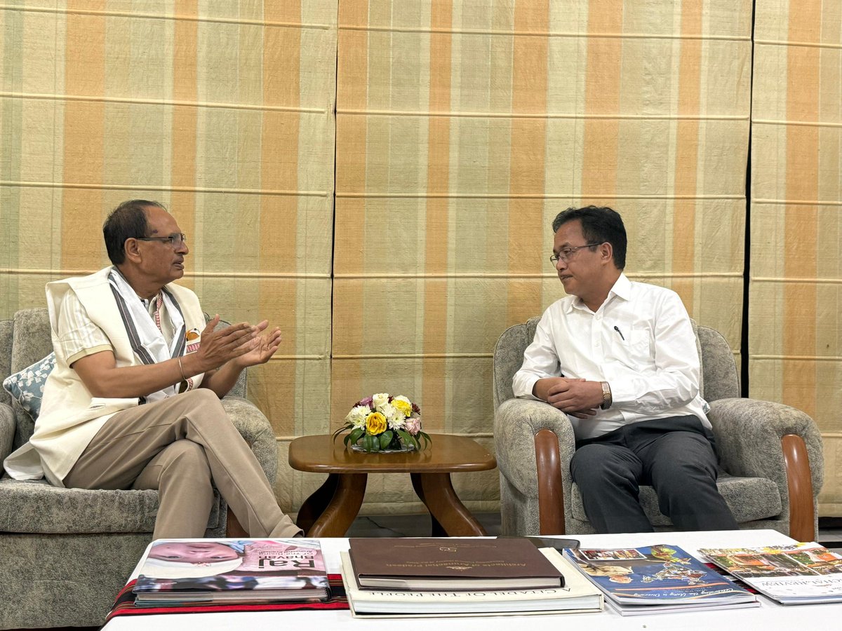 wangsu_d's tweet photo. It was a privilege to pay a courtesy call on Sri Shivraj Singh Chouhan ji, Hon’ble Union Minister for Agriculture & Farmers Welfare at Lok Bhawan, Itanagar, late this evening.

Hon’ble Union Minister is on a two-day visit to Arunachal Pradesh to review the flood situation and interact with the concerned authorities. 

We discussed the state’s agricultural priorities and the need for continued support to our farmers. 

Grateful for his continued meaningful guidance and support, as always.