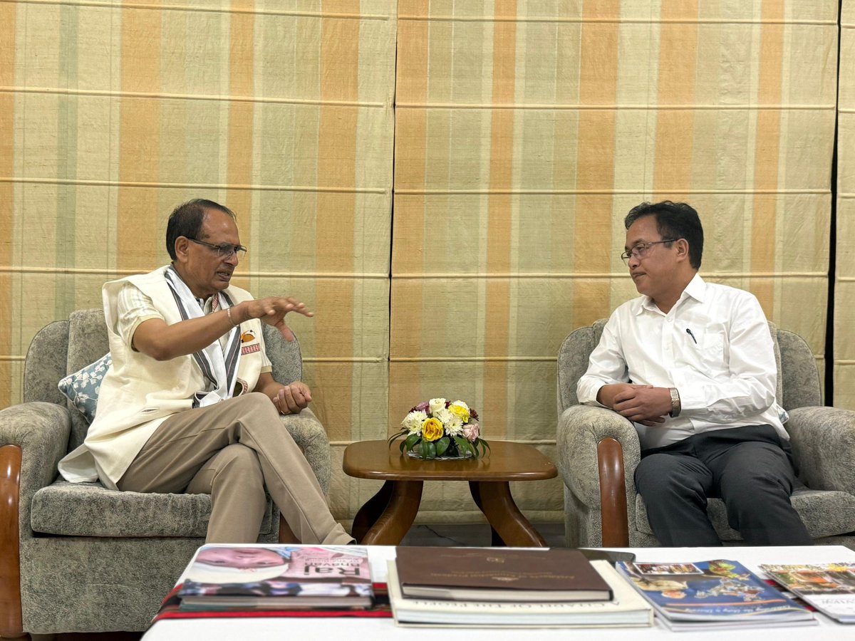 wangsu_d's tweet photo. It was a privilege to pay a courtesy call on Sri Shivraj Singh Chouhan ji, Hon’ble Union Minister for Agriculture & Farmers Welfare at Lok Bhawan, Itanagar, late this evening.

Hon’ble Union Minister is on a two-day visit to Arunachal Pradesh to review the flood situation and interact with the concerned authorities. 

We discussed the state’s agricultural priorities and the need for continued support to our farmers. 

Grateful for his continued meaningful guidance and support, as always.