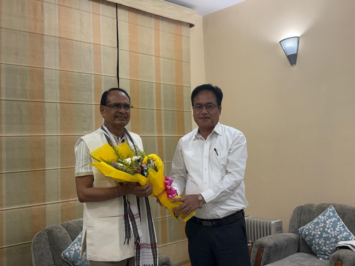 wangsu_d's tweet photo. It was a privilege to pay a courtesy call on Sri Shivraj Singh Chouhan ji, Hon’ble Union Minister for Agriculture & Farmers Welfare at Lok Bhawan, Itanagar, late this evening.

Hon’ble Union Minister is on a two-day visit to Arunachal Pradesh to review the flood situation and interact with the concerned authorities. 

We discussed the state’s agricultural priorities and the need for continued support to our farmers. 

Grateful for his continued meaningful guidance and support, as always.