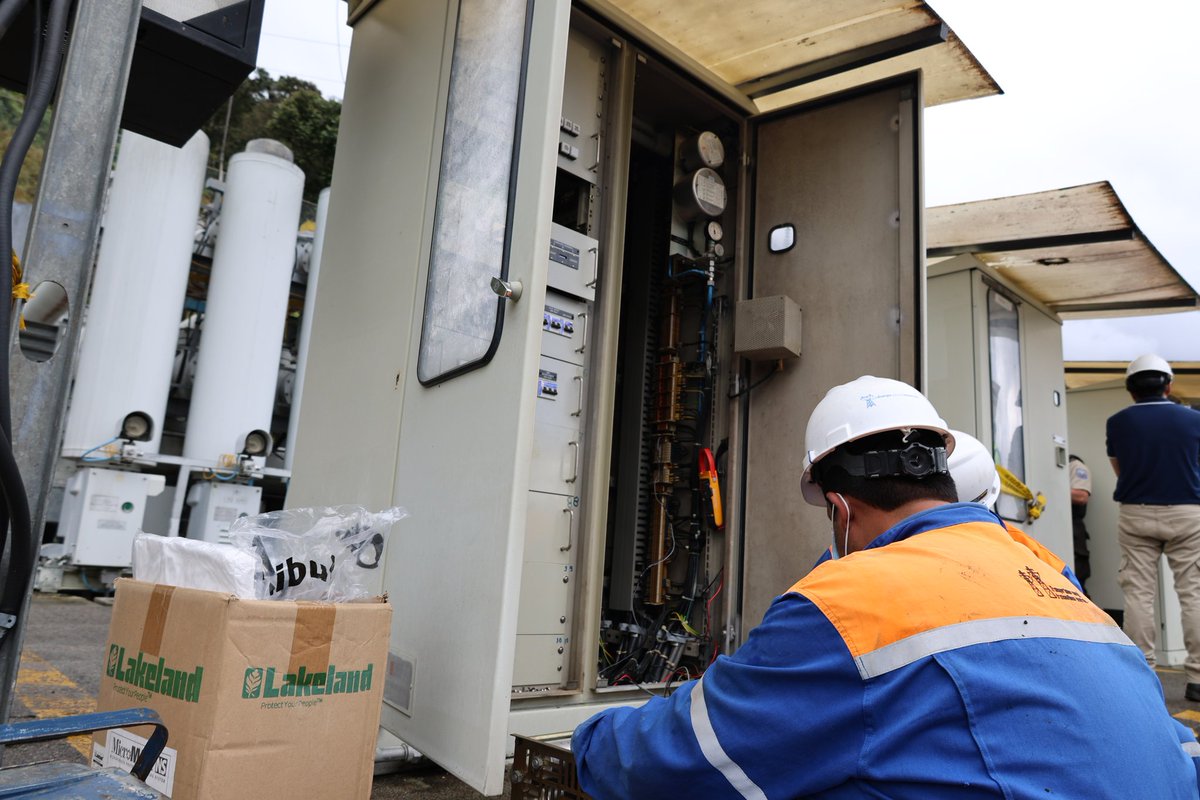 goberazuay's tweet photo. El resguardo de la infraestructura eléctrica y la estabilidad del Sistema Nacional Interconectado.

✅Tras la respuesta oportuna y trabajo coordinado, se confirmó la normalización total del servicio eléctrico garantizando el suministro a sectores que dependen de esta subestación. https://t.co/NJZyzMfISf