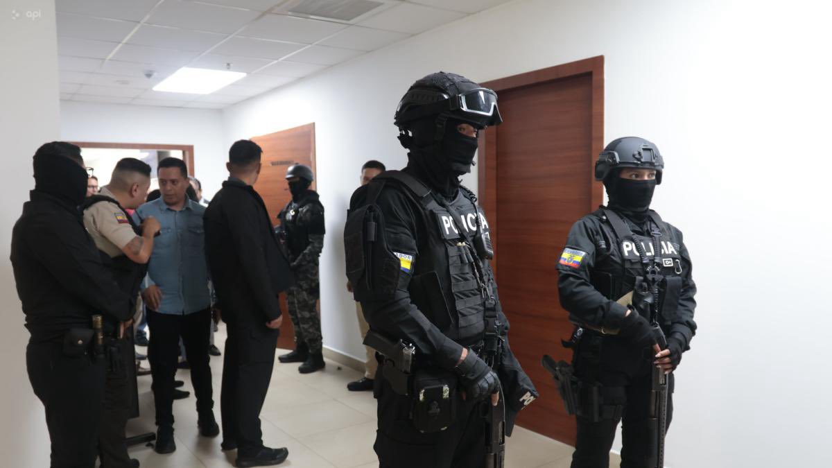 MashiRafael's tweet photo. Pueden pensar lo que quieran de PP Serrano o Rony Aleaga, pero esto es una gran PAYASADA.
Están encubriendo a los verdaderos autores intelectuales del crimen.
#NosGobiernanDelincuentes

https://t.co/A9337l7Kyu https://t.co/zmCYd60vS9