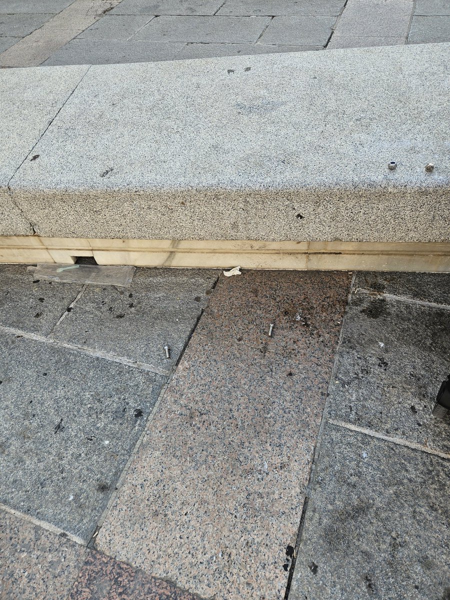 Critiqueitorr's tweet photo. @AYTO_CIUDADREAL @wikiCR Por favor que los encargados de la instalación de los toldos se acuerden de recoger los tornillos por el peligro que puede ocasionar. Gracias https://t.co/U3mE5bzg18