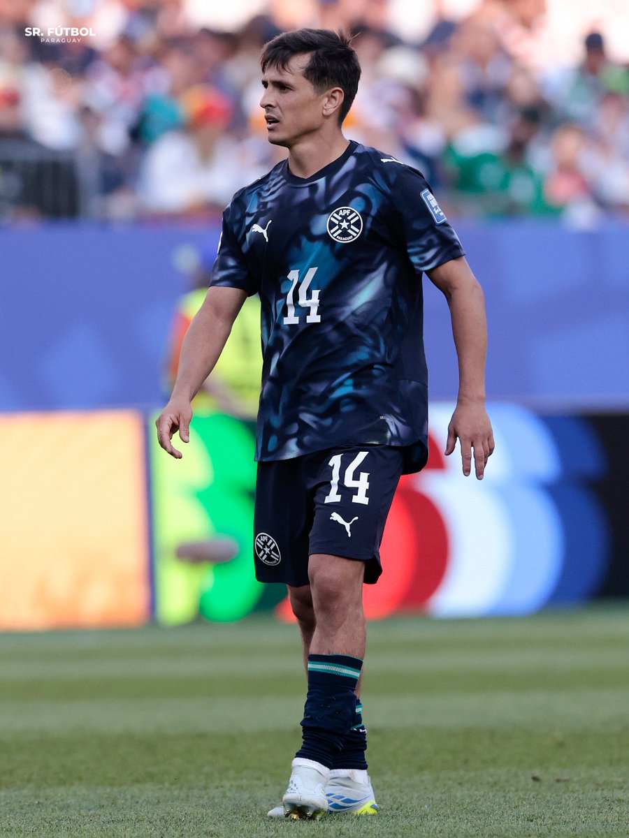 SrFutbolPy's tweet photo. No lo vas ver en las portadas ni tampoco recibiendo el reconocimiento mediático que merece.

Pero acá, vamos a decirlo: es el JUGADOR MÁS IMPORTANTE que tiene la Selección Paraguaya de Gustavo Alfaro.

Impresionante OTRA VEZ en el encuentro de ayer, corriendo MÁS DE 15 KILÓMETROS y dejándose la vida en los más de 120 minutos.

👏🏻🇵🇾 Andrés Cubas, respeto.