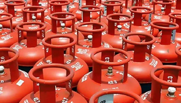 2daynewspk's tweet photo. ایل پی جی کی فی کلو قیمت میں 67 روپے 33 پیسے کی کمی ، نئی قیمت 241 روپے 43 پیسے مقرر کی گئی ہے۔
ایل پی جی کی نئی قیمتوں کا اطلاق جولائی کے لیے ہوگا۔
اب دیکھنا یہ ہے کے اس کمی کے ثمرات عوام تک پہنچانے کے لئے سرکار کیا اقدامات کرتی ہے ؟
یا یہ کمی صرف اعلان ہی ثابت ہوگا ۔
#GAS #LPG https://t.co/m2FUsMaj4S