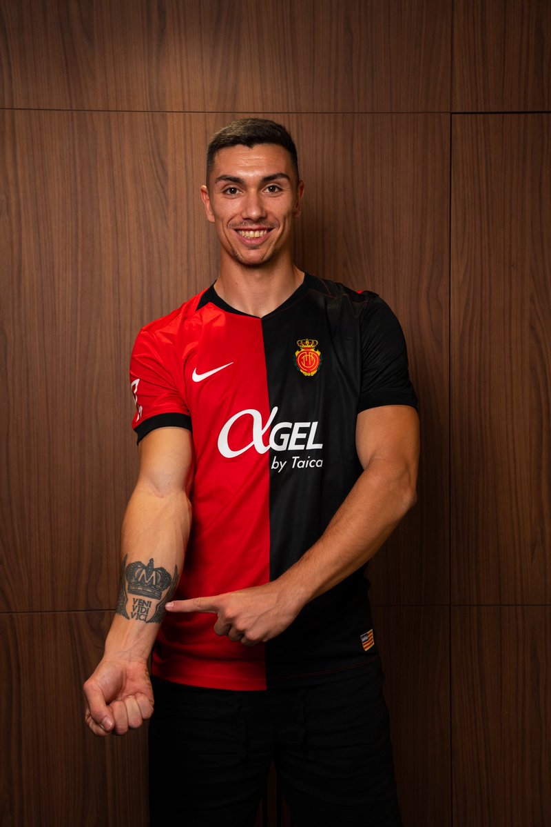 RCD_Mallorca's tweet photo. És un dels nostres 

❤️🖤❤️🖤❤️ https://t.co/5kZp1J5Mw6
