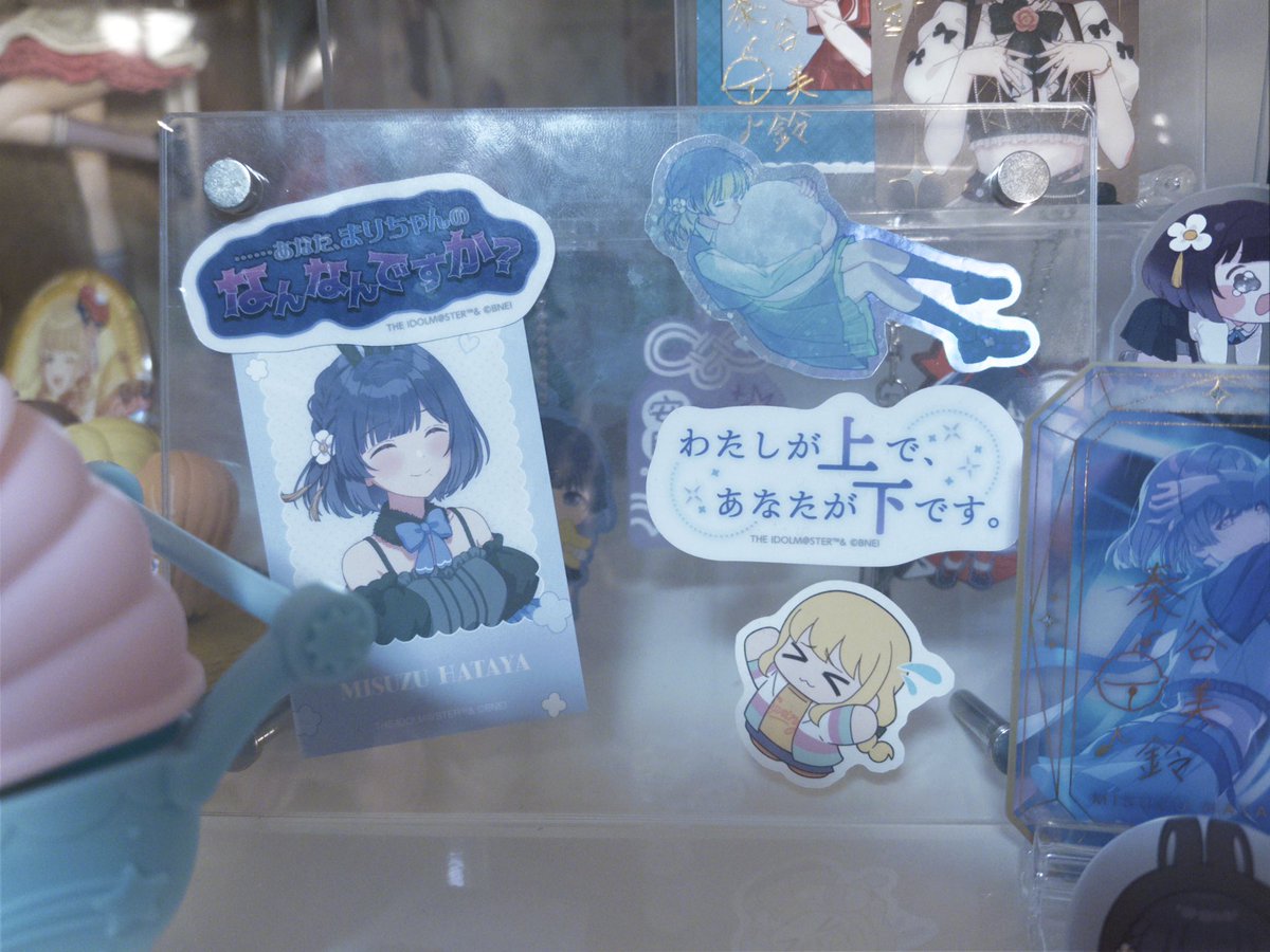 shu_89c3eb's tweet photo. でぎら"ぁ!!!!

戦利品と今までのグッズを組み合わせて祭壇を作り直しました✨

【こだわりポイント】
・ステッカーの組み合わせ
・グッズ同士の高低差を活かしたレイアウト
・ほぼSeriaで揃うお手軽さ

＃初星学園ぬいぬい部 #GSF03 https://t.co/uq2rIMzYJO