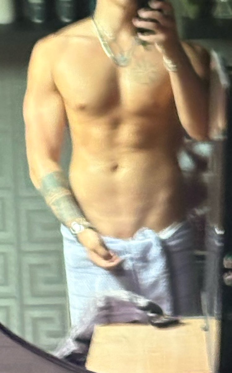 hungJbull's tweet photo. Fresh out the shower n no one here to be bred https://t.co/9p8CK4geg8