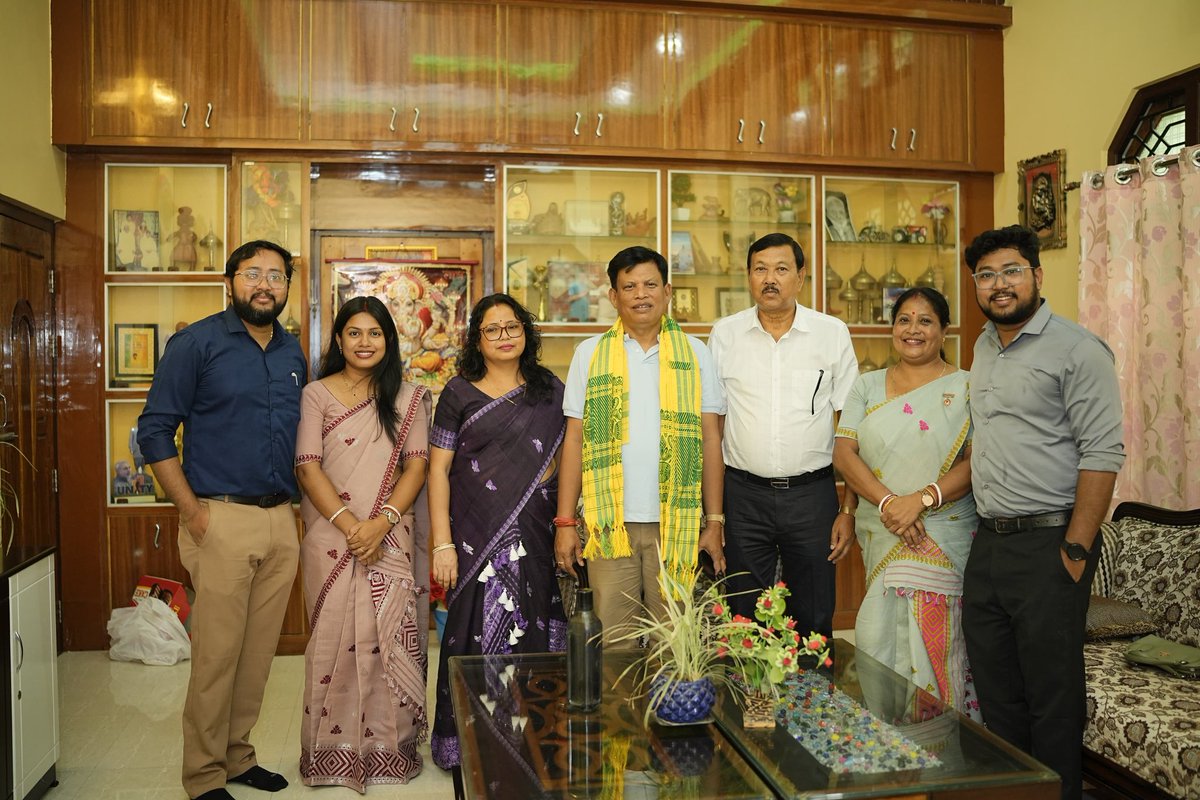 m360arccy's tweet photo. On the auspicious occasion of Honorable Cabinet Minister Sri. Aswini Ray Sarkar’s Birthday, we extend our warmest greetings and heartfelt wishes 💐
.
.
.
#viralpost #aswiniraysarkar
#explore #happybirthday #fyp https://t.co/JEj0VAHDmp