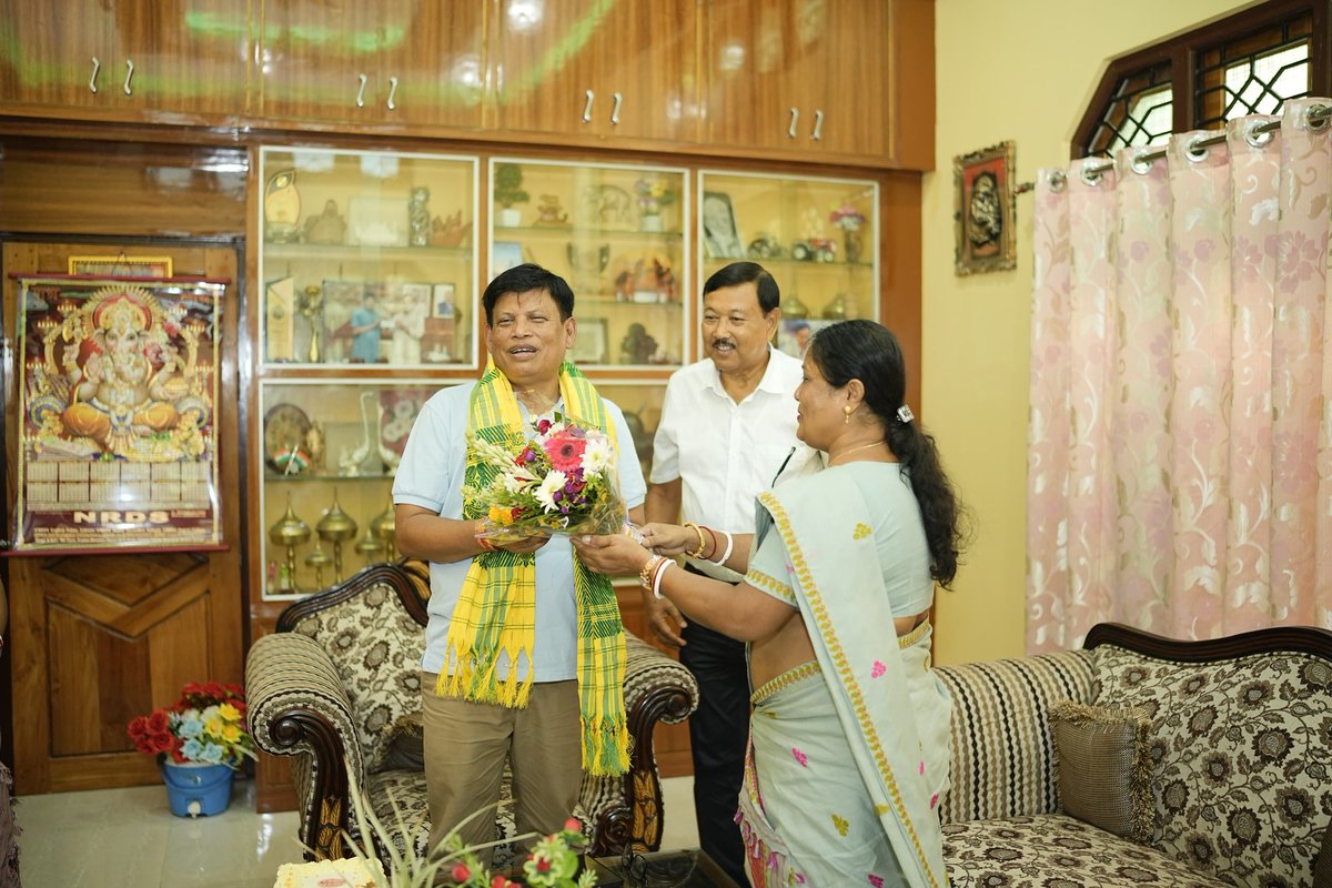 m360arccy's tweet photo. On the auspicious occasion of Honorable Cabinet Minister Sri. Aswini Ray Sarkar’s Birthday, we extend our warmest greetings and heartfelt wishes 💐
.
.
.
#viralpost #aswiniraysarkar
#explore #happybirthday #fyp https://t.co/JEj0VAHDmp