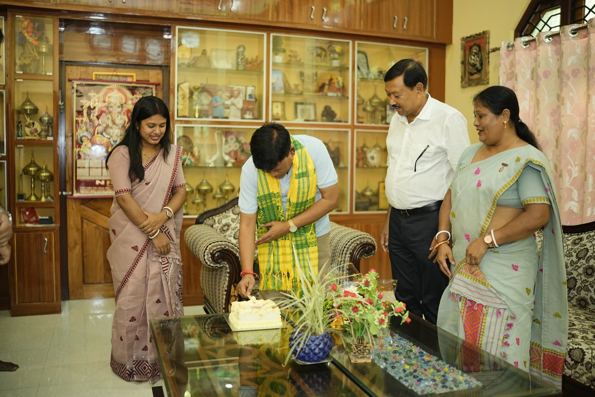 m360arccy's tweet photo. On the auspicious occasion of Honorable Cabinet Minister Sri. Aswini Ray Sarkar’s Birthday, we extend our warmest greetings and heartfelt wishes 💐
.
.
.
#viralpost #aswiniraysarkar
#explore #happybirthday #fyp https://t.co/JEj0VAHDmp