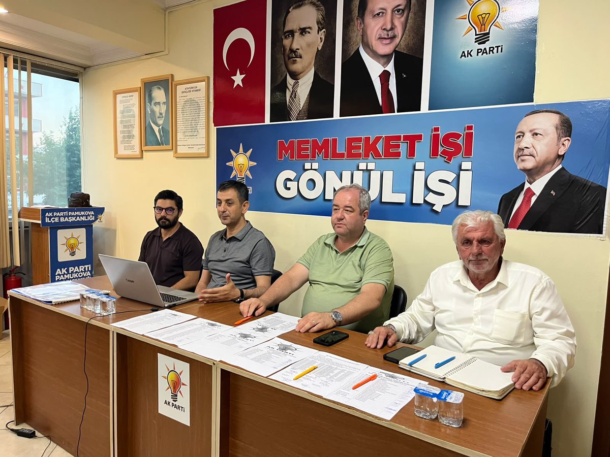 pbbfatihakin's tweet photo. Daraltılmış İlçe Danışma Meclisi Toplantımızı; İlçe Koordinatörümüz Hüseyin Çolak, İlçe Başkanımız Burak Çelik ve kıymetli teşkilat mensuplarımızın katılımıyla teşkilat binamızda gerçekleştirdik.

Toplantımızda göreve geldiğimiz günden bu yana ilçemizde hayata geçirilen çalışmaları, devam eden projeleri ve önümüzdeki süreçte gerçekleştirmeyi planladığımız yatırımları kapsamlı şekilde değerlendirdik. Teşkilatımızın görüş ve önerilerini dinleyerek istişare kültürünü ön planda tuttuk.

Birlik ve beraberlik içerisinde, ortak akıl ve güçlü teşkilat anlayışıyla ilçemize hizmet etmeye, eser ve hizmet siyasetimizi kararlılıkla sürdürmeye devam edeceğiz. 🇹🇷