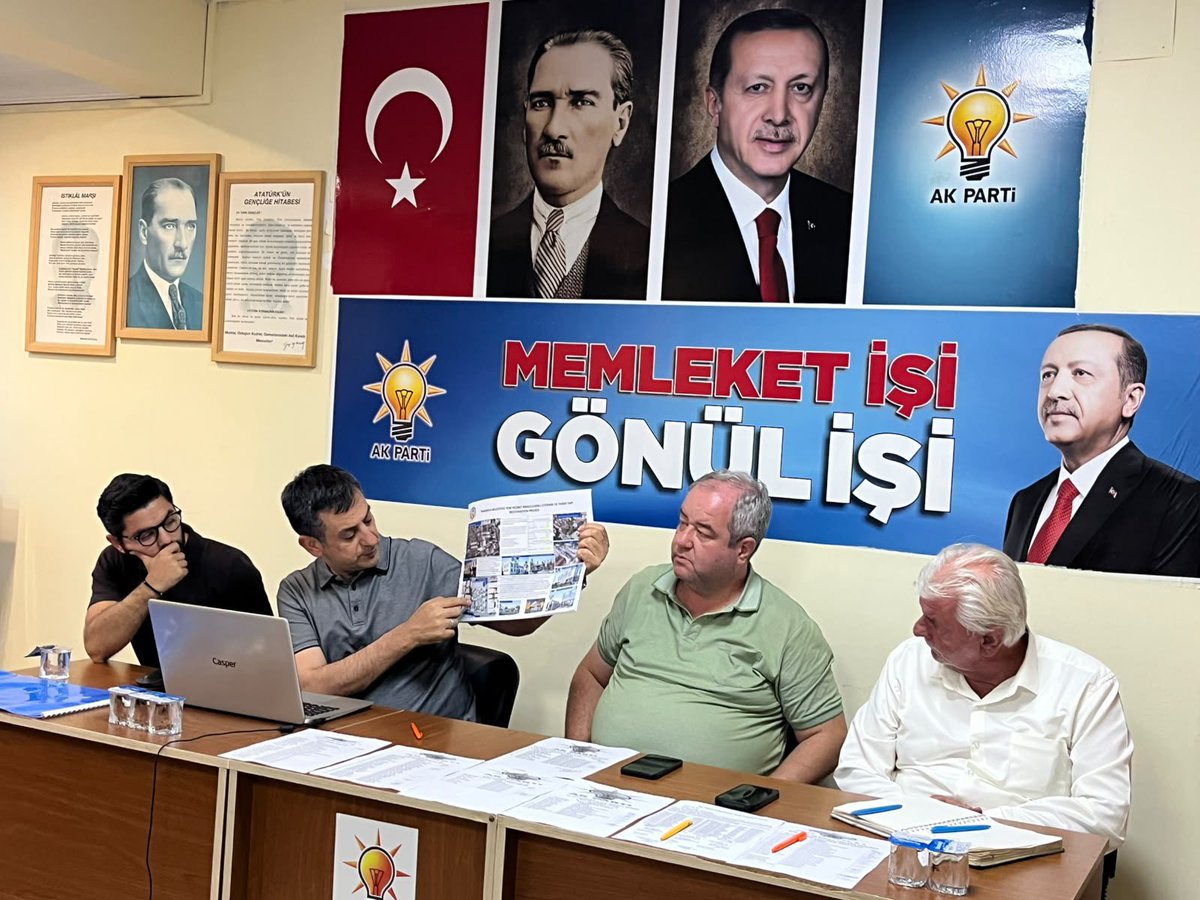 pbbfatihakin's tweet photo. Daraltılmış İlçe Danışma Meclisi Toplantımızı; İlçe Koordinatörümüz Hüseyin Çolak, İlçe Başkanımız Burak Çelik ve kıymetli teşkilat mensuplarımızın katılımıyla teşkilat binamızda gerçekleştirdik.

Toplantımızda göreve geldiğimiz günden bu yana ilçemizde hayata geçirilen çalışmaları, devam eden projeleri ve önümüzdeki süreçte gerçekleştirmeyi planladığımız yatırımları kapsamlı şekilde değerlendirdik. Teşkilatımızın görüş ve önerilerini dinleyerek istişare kültürünü ön planda tuttuk.

Birlik ve beraberlik içerisinde, ortak akıl ve güçlü teşkilat anlayışıyla ilçemize hizmet etmeye, eser ve hizmet siyasetimizi kararlılıkla sürdürmeye devam edeceğiz. 🇹🇷