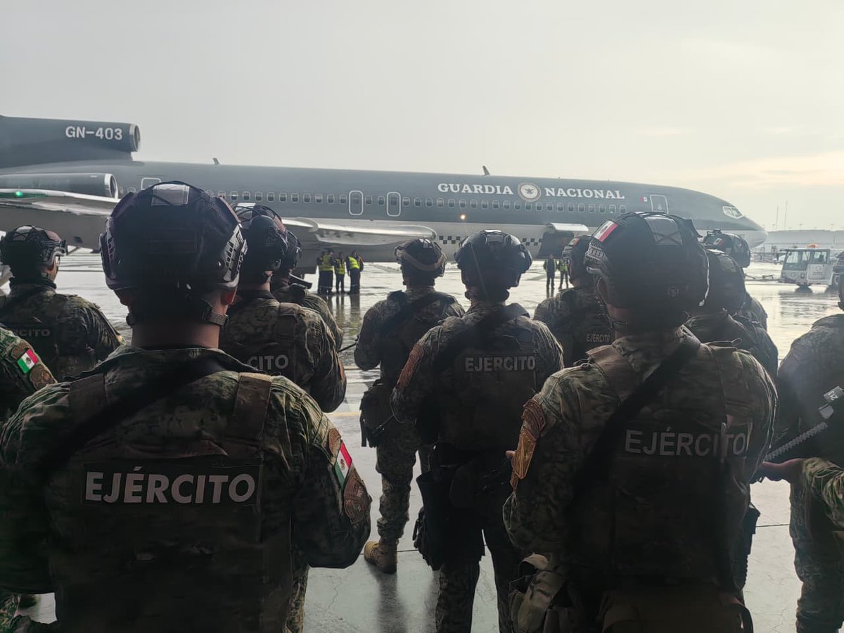 lopezdoriga's tweet photo. Mil efectivos del Ejército Mexicano viajaron a Sinaloa para reforzar la Estrategia Nacional de Seguridad Pública.

Más en https://t.co/BjdELZkpfR https://t.co/2m0myf0fxE