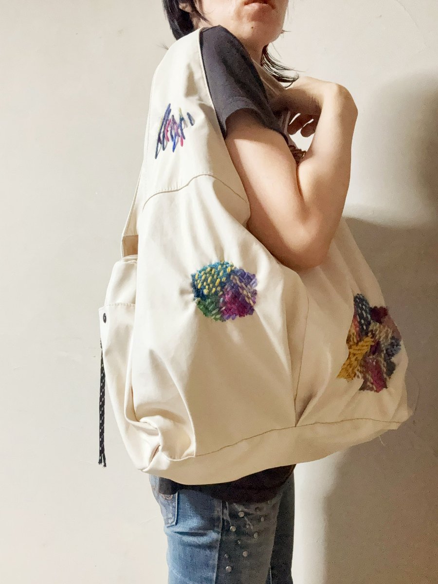 KITERETHU_'s tweet photo. I gave the bag a new lease on life

#darning
#embroidery
#刺繍
#Remake
#リメイク https://t.co/Xq08gve0MX