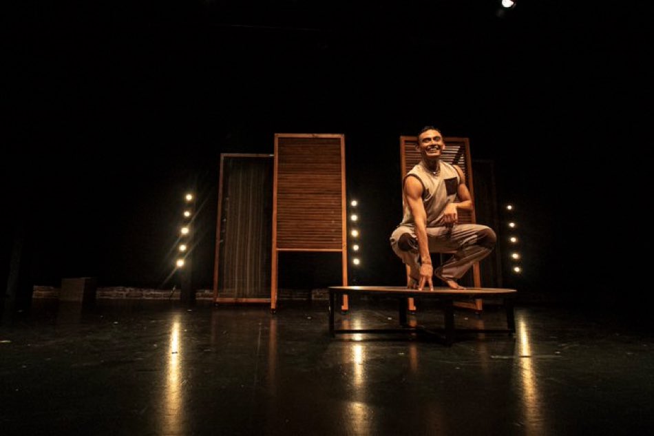 sanahedifusion's tweet photo. 🐾❤️ El amor también sana.

Los perros que salvaron mi vida, de @AlanBlasco, regresa al @CIRCULOTEATRAL con una historia sobre duelo, compañía animal y esperanza.

Además, cada función apoya a perros vulnerables. 🐶

🎟️ Martes 8:30 pm. https://t.co/kSMdHhHGZe