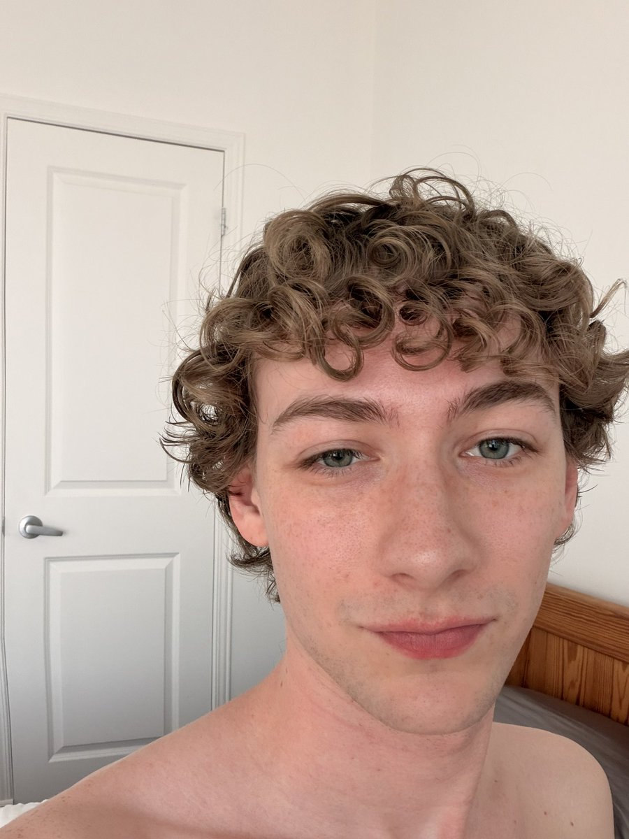 babycale's tweet photo. i’m naked https://t.co/qqdEqRpVIq