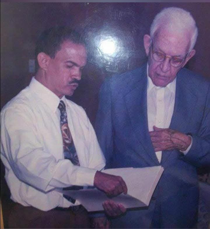 CLAUDIOPASCUA13's tweet photo. 1996...Don Juan insigne maestro. Con su cálida humildad.
Ahí escuchando un poema que describe su batallar en la vida.
Honremos su memoria en su 117 aniversario de nacimiento. https://t.co/P23MObTYfI