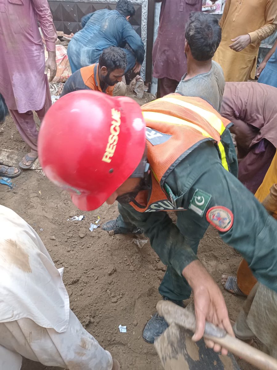 joshejunun's tweet photo. کچا مکان ہوں، سب کو گرانے کی پڑی ہے
لوگوں کو یہ کھنڈر بھی مٹانے کی پڑی ہے 
#Kahna https://t.co/b09HQJa5XJ