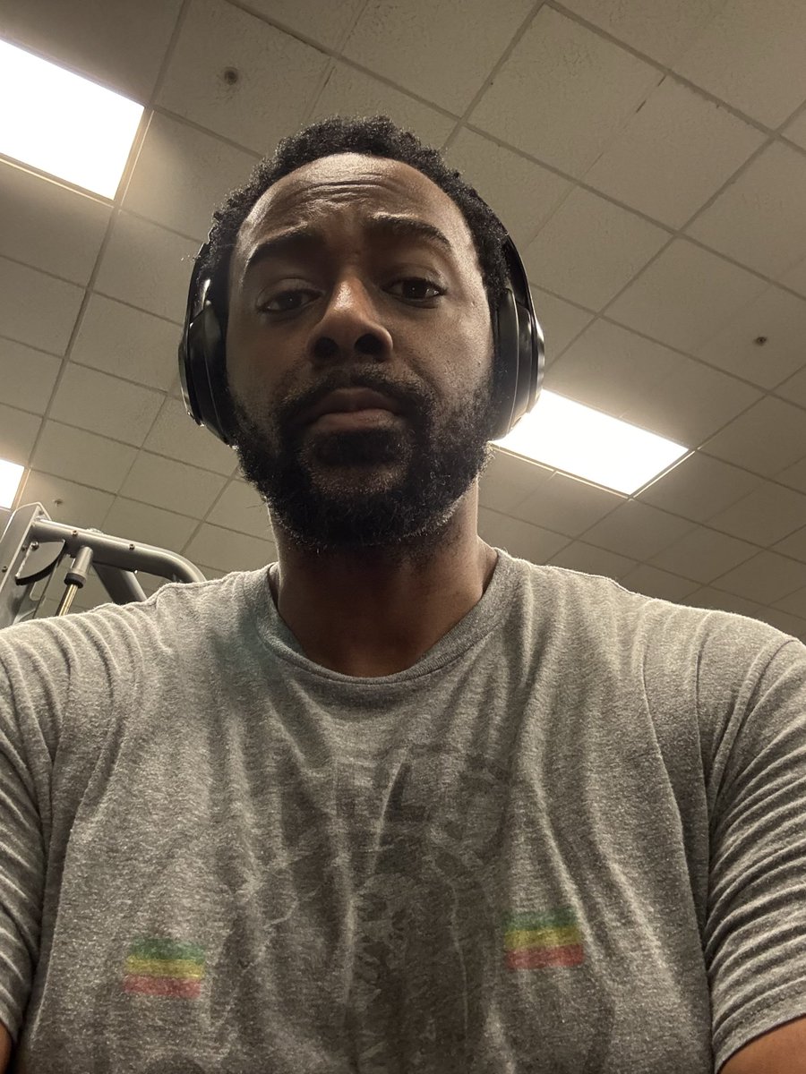 crazeerayzee's tweet photo. TIRED!!!!! Made it happen and got it done! I had to really push myself today. #Workout #BeActive #IGotGoals https://t.co/aJEzA4oPzq