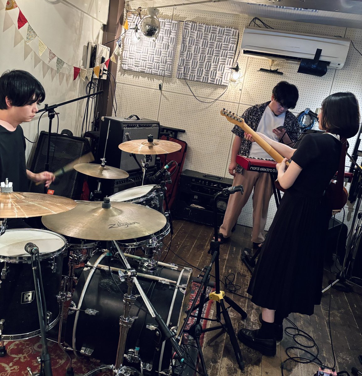 john_lemo_n's tweet photo. 南辻の撮ってくれた写真しか残っておらず。
昨日のモナレコードありがとうございました！

次回のサンサロは8/23です！
寂しいですが南辻はお休み→いつもはKey.の磯ベース(@uzumeki_ )のスリーピース編成で行きます。
頼もしすぎる〜。

みなさんまた会いましょう！
次回新曲控えてます。 https://t.co/ZWoiopMqkb