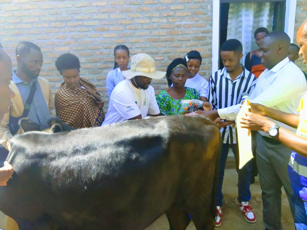 flashfmrw's tweet photo. Minisitiri w’urubyiruko n’iterambere ry’ubuhanzi Dr. Utumatwishima Jean Nepo Abdallah yashimiye urubyiruko rwo mu karere ka @NyanzaDistrict  uruhare bagira mu iterambere ry'igihugu.
 Uru rubyiruko bishyize hamwe mu mbaraga zabo baremera inka umuturage warokotse Jenoside yakorewe Abatutsi mu 1994.
 #Flashfm #Amakuru