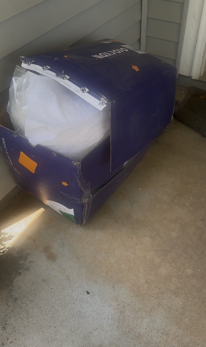 ImToo_Pretty's tweet photo. @amazon Count your days cause why would your workers see the box is busted and still proceed to deliver it 😭 now i gotta find a way to lug this thing to return it https://t.co/a0iD6avOlU