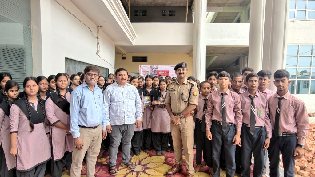 ajayraiht's tweet photo. #पुलिस की पाठशाला  कार्यक्रम में सीओ सीटी सतीश शर्मा, विहान विद्यापीठ के डायरेक्टर नीतीश उपाध्याय, प्रधानाचार्य सीके सिंह https://t.co/u6m1Nswe9v