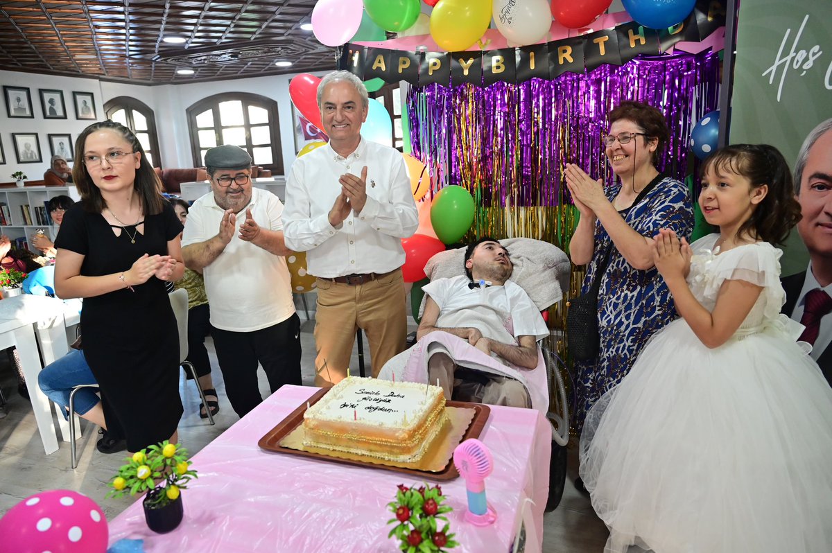 mesutkocagoztr's tweet photo. Geçtiğimiz günlerde Zafer Mahallemizdeki Halk Buluşmasında hemşehrimiz Nuray Ormancı, oğlu İsmet Ormancı’nın doğum gününü sağlıklı bir ortamda kutlamak istediğini söylemişti. 

İsmet evladımızın 20. doğum gününü, Zübeyde Hanım Sosyal Tesisimizde hep beraber kutladık. 

Kepez’de güçlü bağları olan büyük bir aileyiz. Sevgili İsmet ve ailesinin bu güzel anını paylaşmak bizim için büyük mutluluk oldu. Nice güzel yaşların olsun. İsmet.