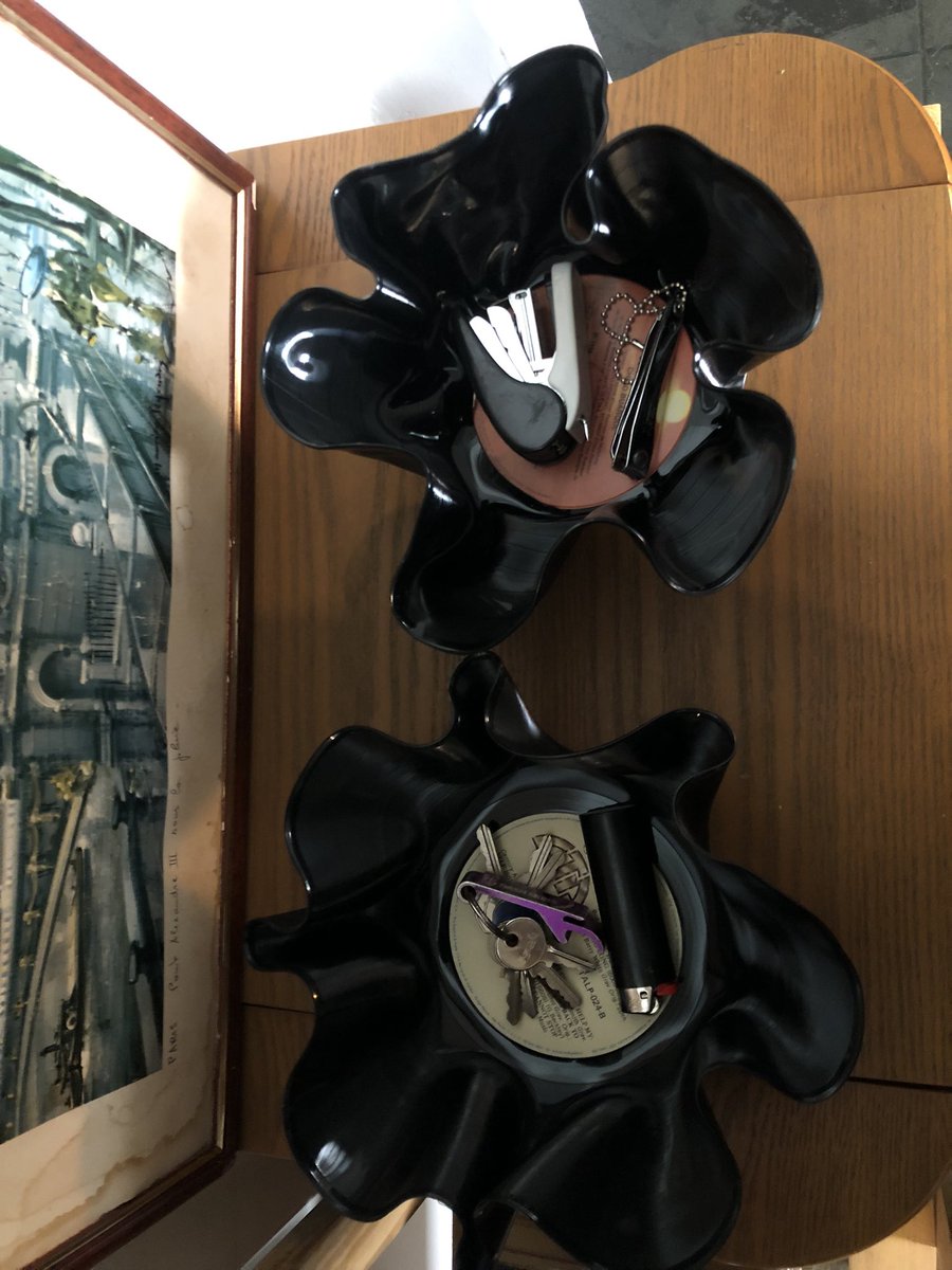 vsvespa's tweet photo. fiz um porta chaves de decoração feito com um disco de vinil velho https://t.co/pBiD9KMswh