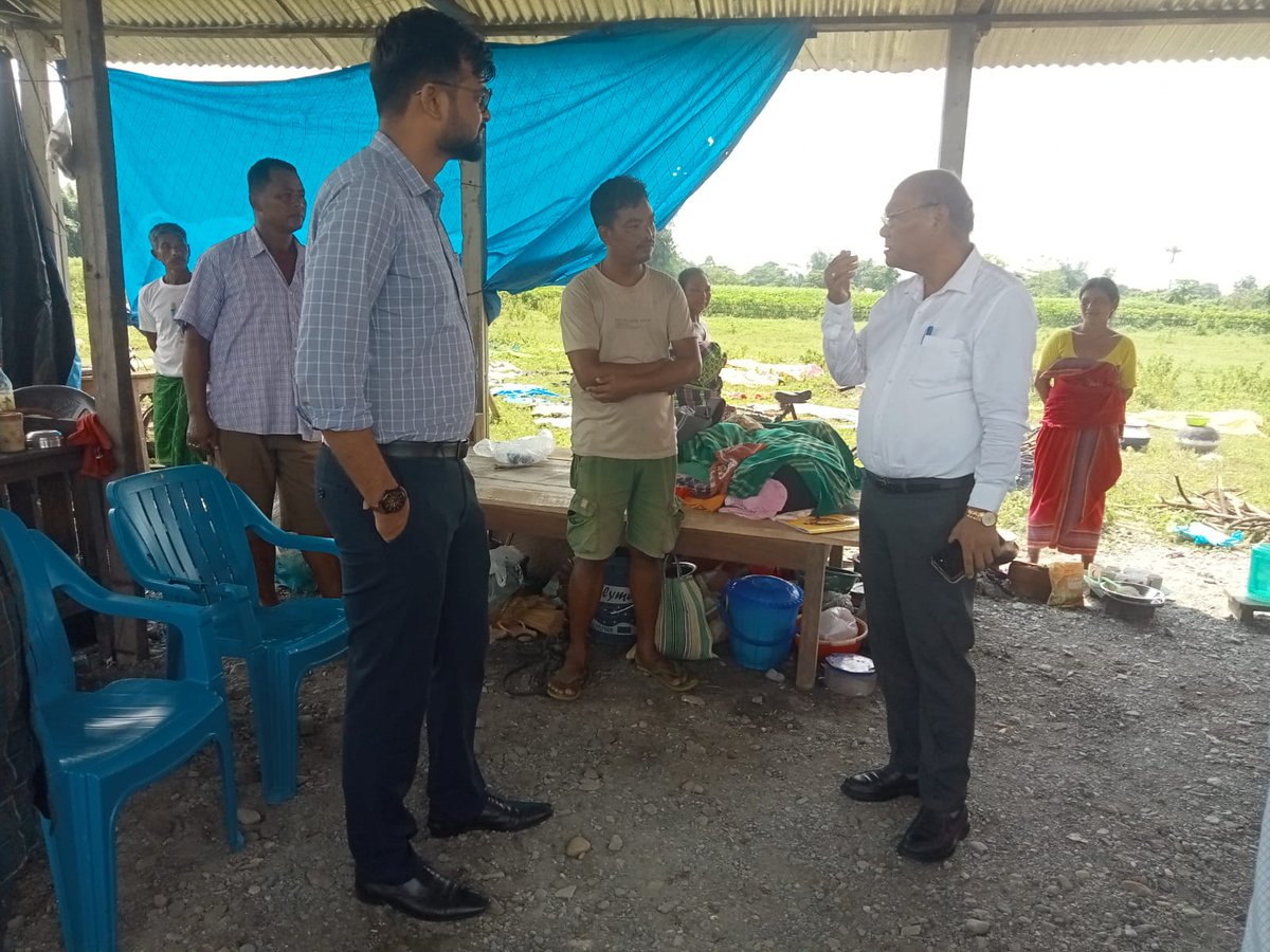 ChirangDc's tweet photo. Shri Gakul Chandra Brahma, District Commissioner of Chirang, visited a relief camp at Shishubari LP School, interacting with inmates about flood relief and related issues. https://t.co/hbYSx3e6o9