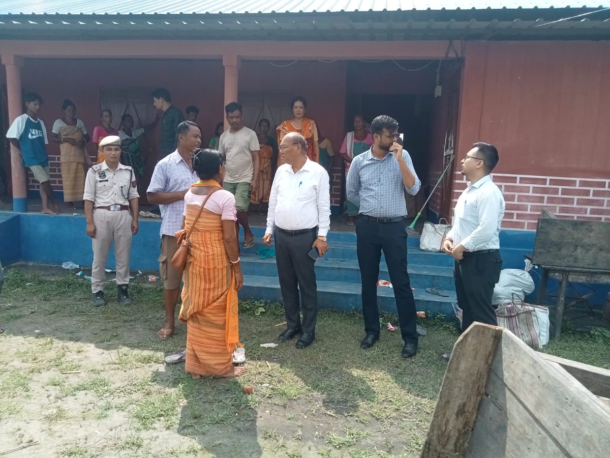 ChirangDc's tweet photo. Shri Gakul Chandra Brahma, District Commissioner of Chirang, visited a relief camp at Shishubari LP School, interacting with inmates about flood relief and related issues. https://t.co/hbYSx3e6o9