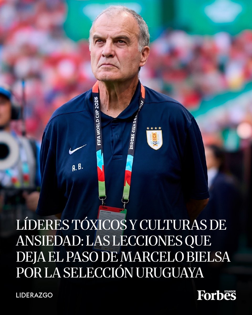 forbesecuador's tweet photo. #Liderazgo l Pocas veces en la historia del management deportivo un líder confesó con tanta claridad su propia disfunción. En noviembre de 2025, Marcelo Bielsa dijo ante las cámaras algo que debería estudiarse en cada escuela de liderazgo del mundo: "Yo soy tóxico. Relacionarse conmigo empeora al que se relaciona conmigo".

El colapso de Uruguay en el Mundial expone el fracaso de la gestión basada en el miedo y el control; una lección sobre los límites de la exigencia extrema frente al factor humano.

👉🏻 Conoce algunas lecciones de liderazgo tras el fracaso de Bielsa, aquí: https://t.co/jSzAO8W5qQ

#ForbesEcuador #management #marcelobielsa