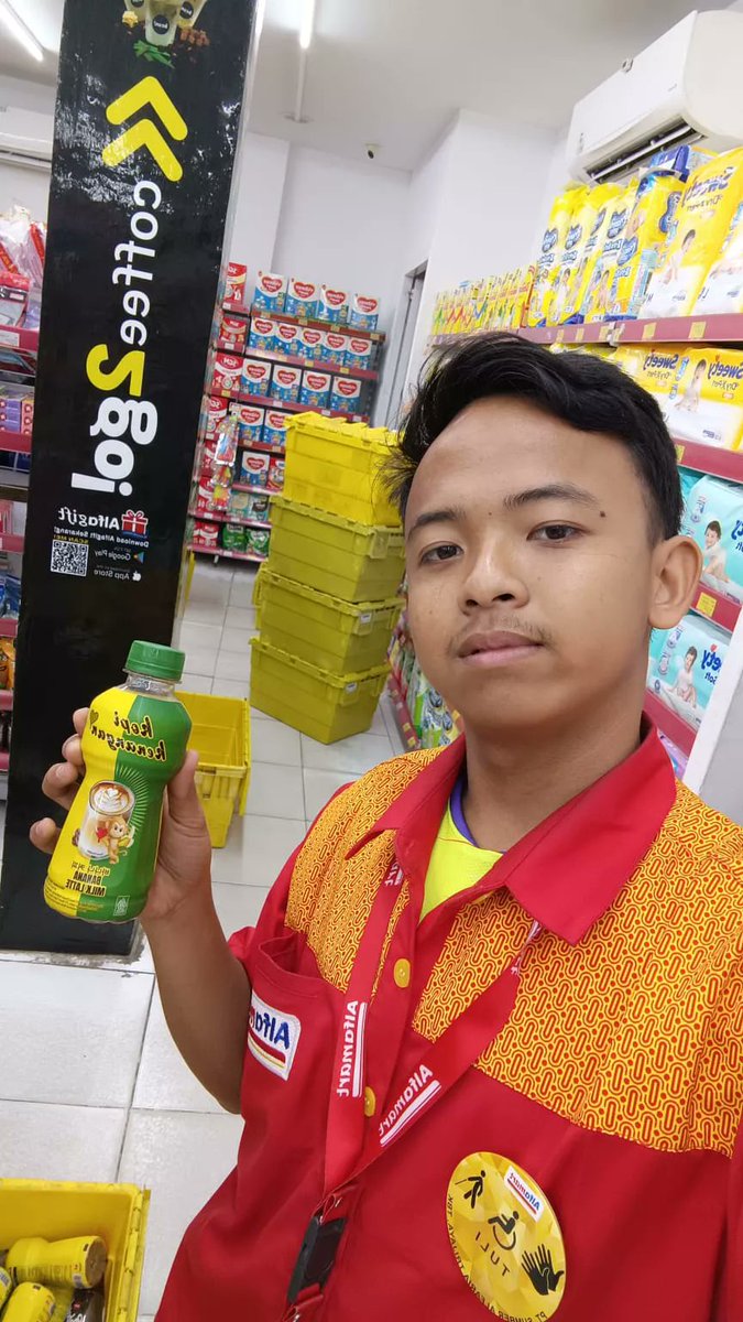 suarawargatxt's tweet photo. karena telah membuka kesempatan kerja untuk orang seperti adikku, tuna rungu🙏🏻🥰adikku udah kerja dan gaperta (gajian pertama) mau mengucapkan terima kasih banyak kepada@alfamart

cc : sutarmannisa https://t.co/OnlgFwZCZv