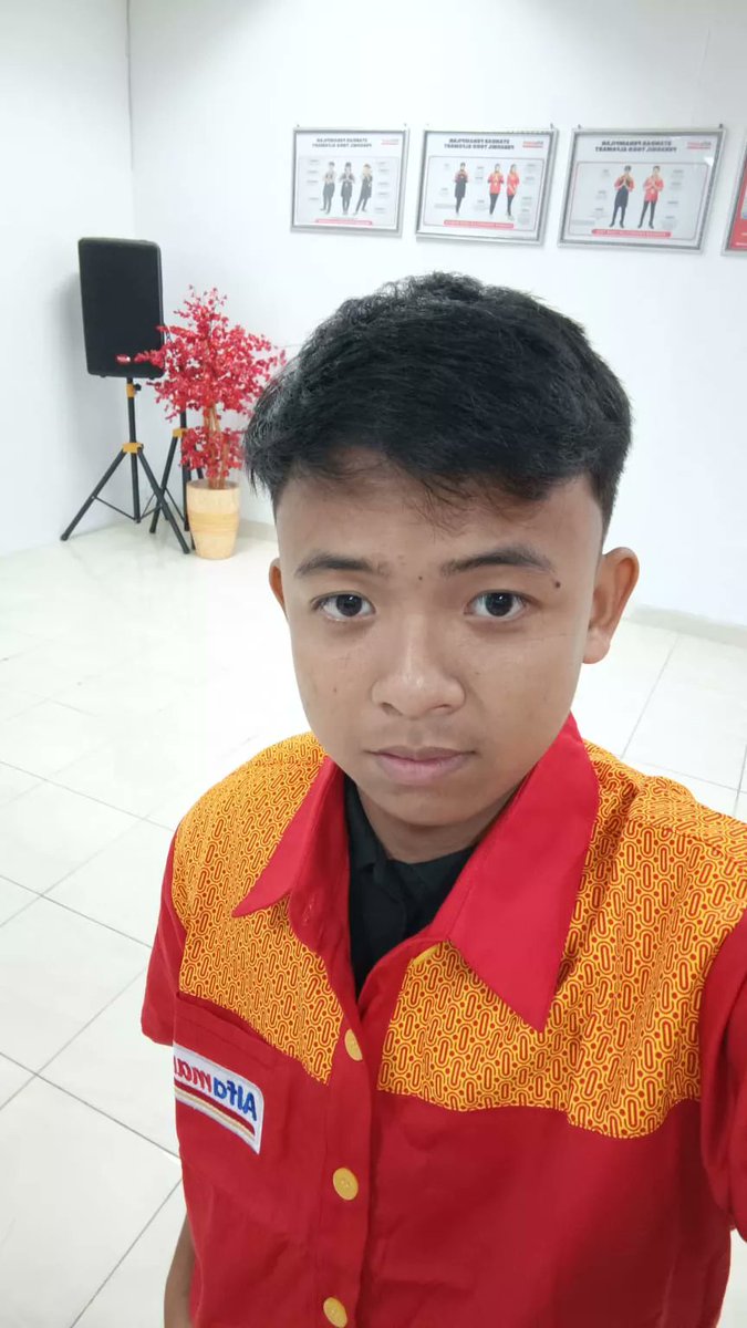 suarawargatxt's tweet photo. karena telah membuka kesempatan kerja untuk orang seperti adikku, tuna rungu🙏🏻🥰adikku udah kerja dan gaperta (gajian pertama) mau mengucapkan terima kasih banyak kepada@alfamart

cc : sutarmannisa https://t.co/OnlgFwZCZv