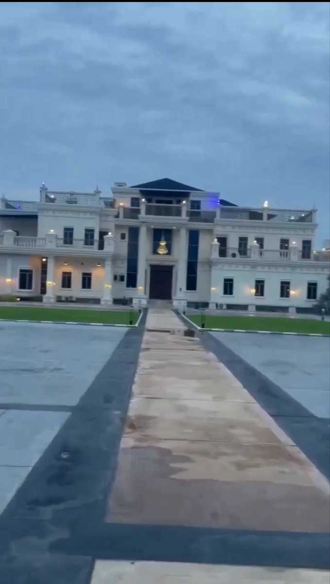 dammiedammie35's tweet photo. “This mansion belongs to a serving senator in Nigeria...The house is big and nicer than even the Government house 🥶🏠”

Isaac Fayose reveals…. Bruhh see money🧎🏻‍♂️‍➡️ https://t.co/adNa4ZjGj0