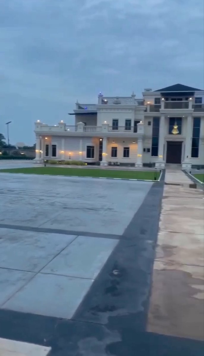 dammiedammie35's tweet photo. “This mansion belongs to a serving senator in Nigeria...The house is big and nicer than even the Government house 🥶🏠”

Isaac Fayose reveals…. Bruhh see money🧎🏻‍♂️‍➡️ https://t.co/adNa4ZjGj0